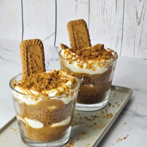 Biscoff biscuits with bananas, cream and caramel