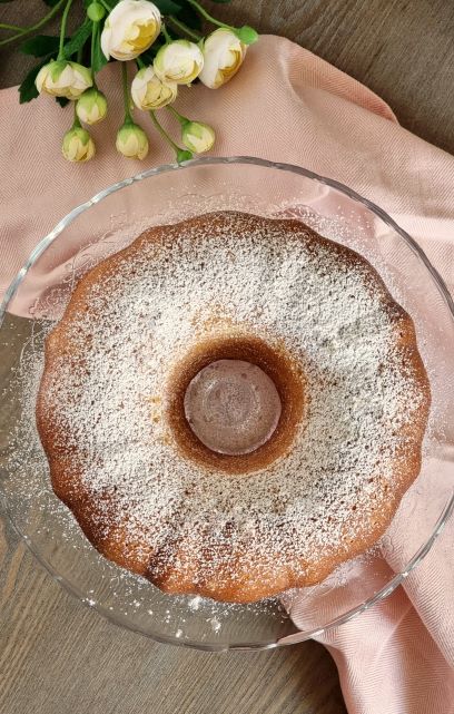 https://www.sugarspicenmore.com/wp-content/uploads/2022/10/Vanilla-Cake.jpeg