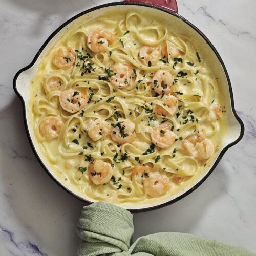 Hero Image creamy garlic prawn pasta in a skillet
